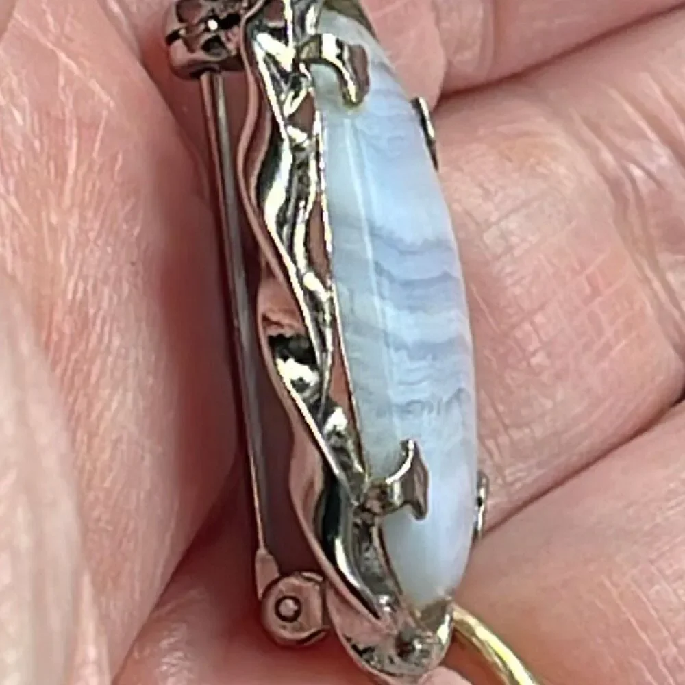 Vintage blue lace agate gemstone in a silvertone oval frame. - Picture 5 of 7